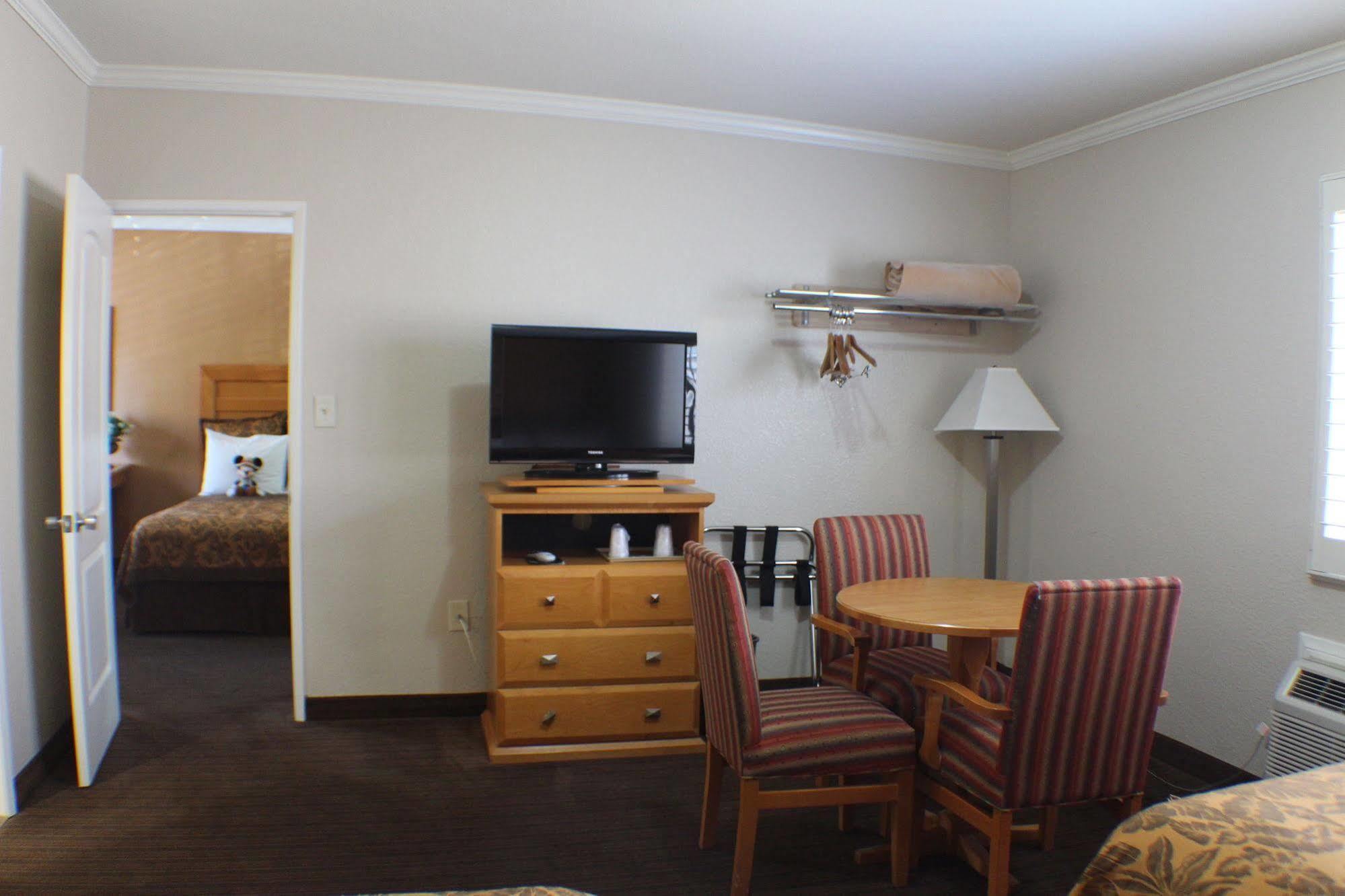 Anaheim Islander Inn And Suites Near Park And Convention Center Εξωτερικό φωτογραφία
